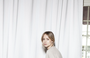 This Minimalist 3-Piece Outfit Is Perfect for the Holidays