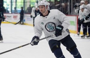 Shane Wright keeps scoring, adds a pair in his second AHL game