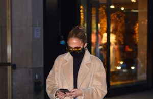 Everyone Is Wearing This Shoe Style With Leggings Again