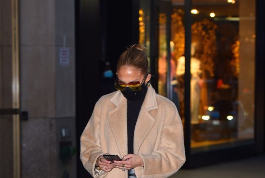 Everyone Is Wearing This Shoe Style With Leggings Again